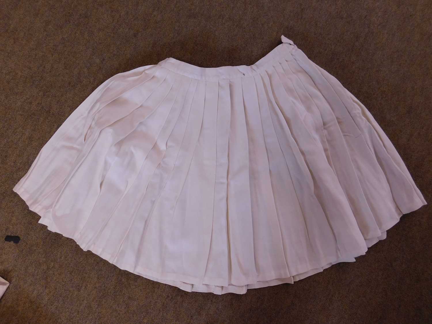 Four mid-20th century skirts, to include a floral patterned skirt, a cream cotton skirt with - Image 3 of 5