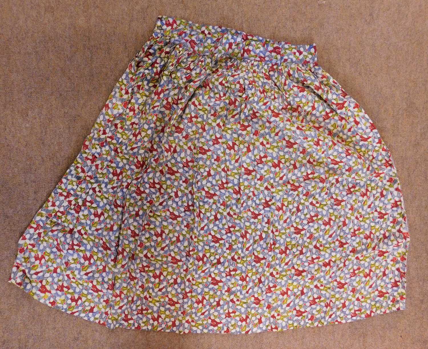 Four mid-20th century skirts, to include a floral patterned skirt, a cream cotton skirt with - Bild 5 aus 5