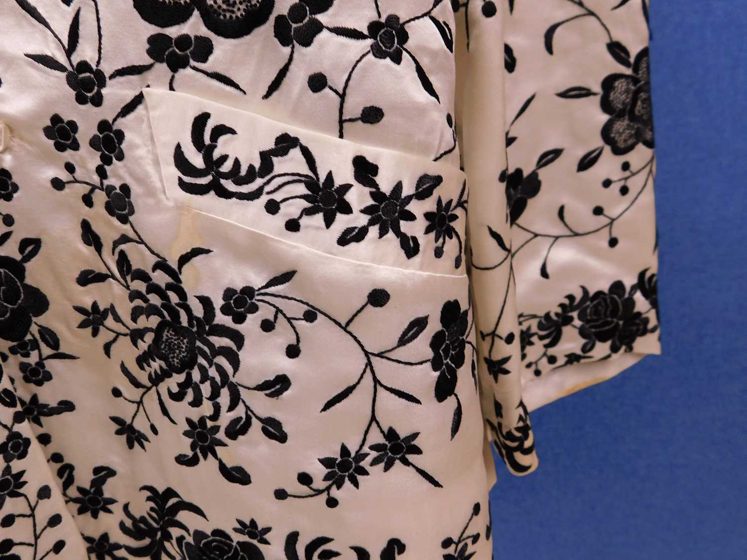 A white satin and black embroidered Chinese jacket by Plum Blossom, with high collar, long sleeves - Image 2 of 6