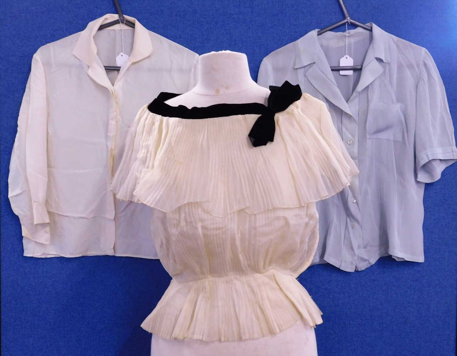 Three mid 20th century lady's blouses, to include a cream silk blouse, a pale blue silk blouse - Bild 7 aus 10