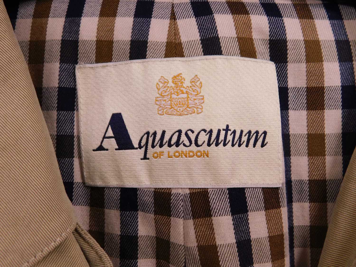 A gentleman's Aquascutum single breasted raincoat, size 40 Reg - Image 3 of 3