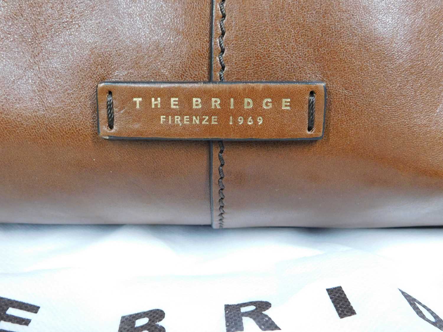 A tan leather tote bag by The Bridge, with top zip fastening with hand straps and detachable - Image 3 of 6
