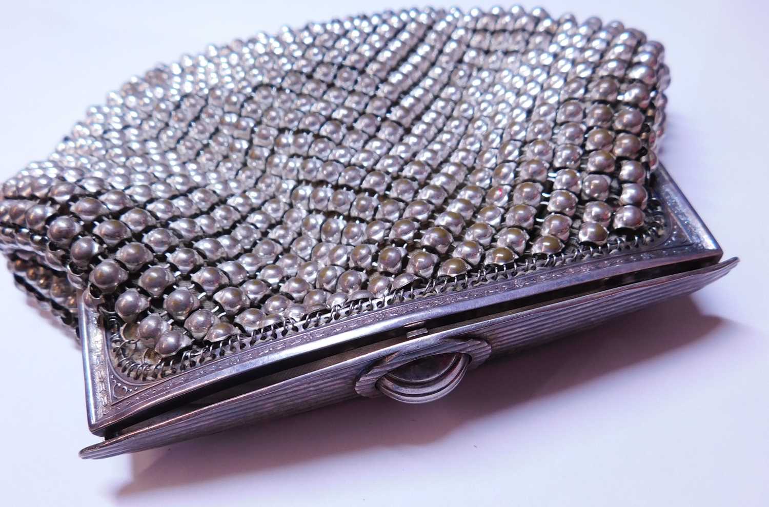 A lady's metal evening purse, with hinged fastener with engraved detailing to edges and ridged press - Image 3 of 4