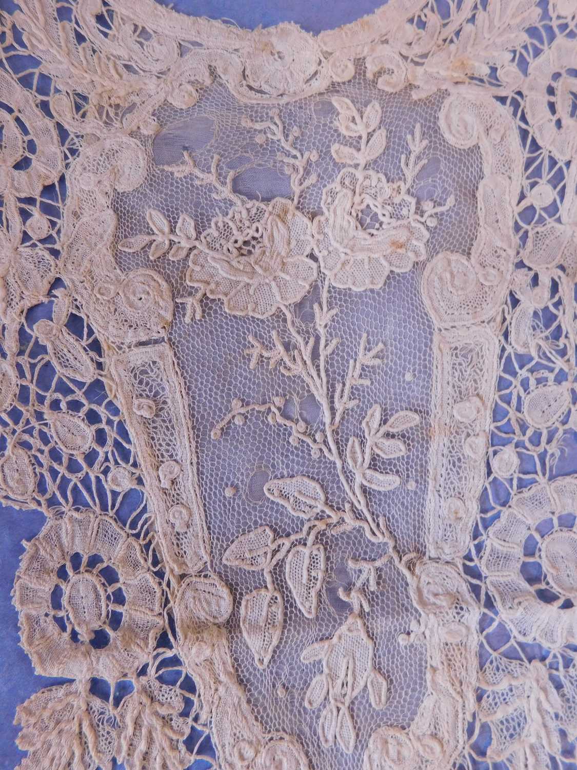 A mixed lot of assorted lace to include a lace collar, trim, panel inserts etc - Image 2 of 12