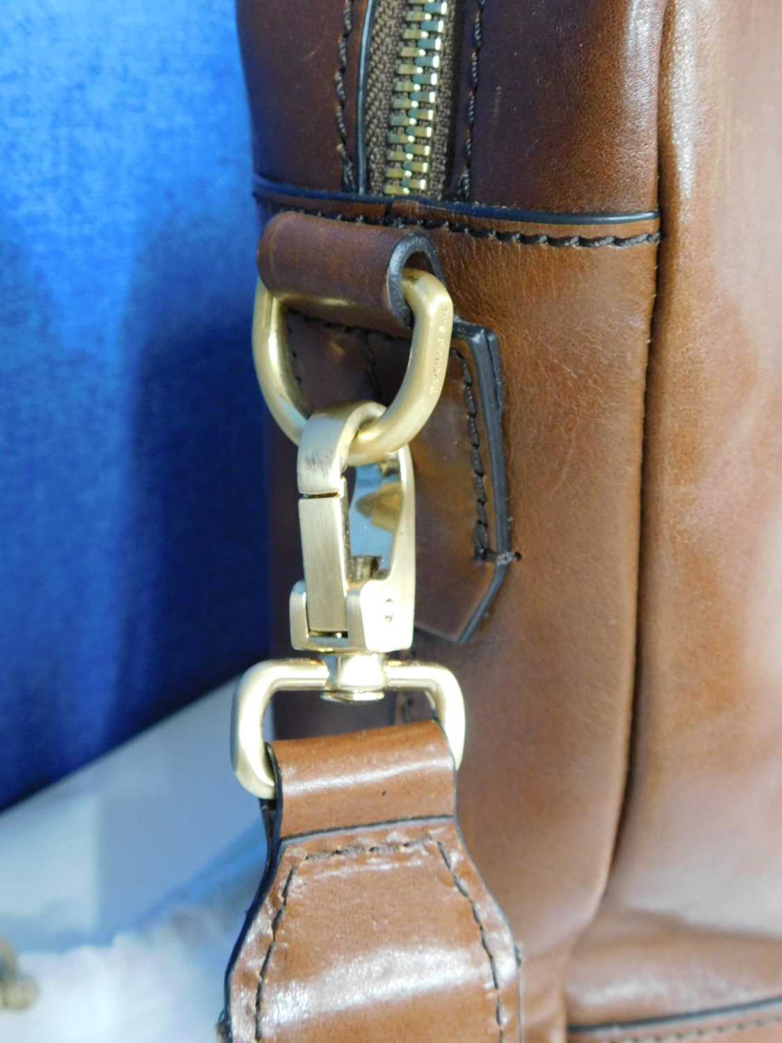 A tan leather tote bag by The Bridge, with top zip fastening with hand straps and detachable - Image 4 of 6