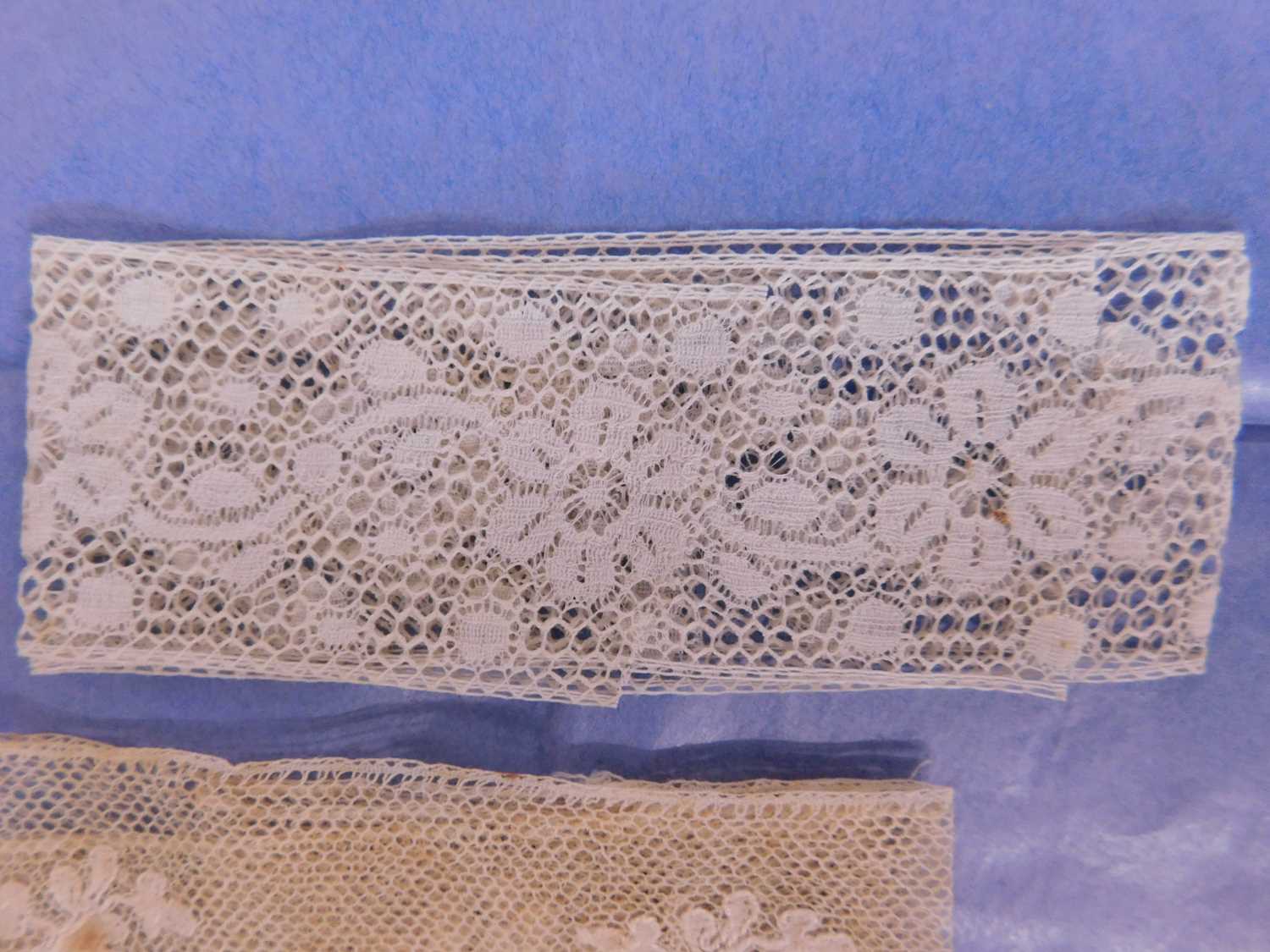 A mixed lot of assorted lace to include a lace collar, trim, panel inserts etc - Image 11 of 12