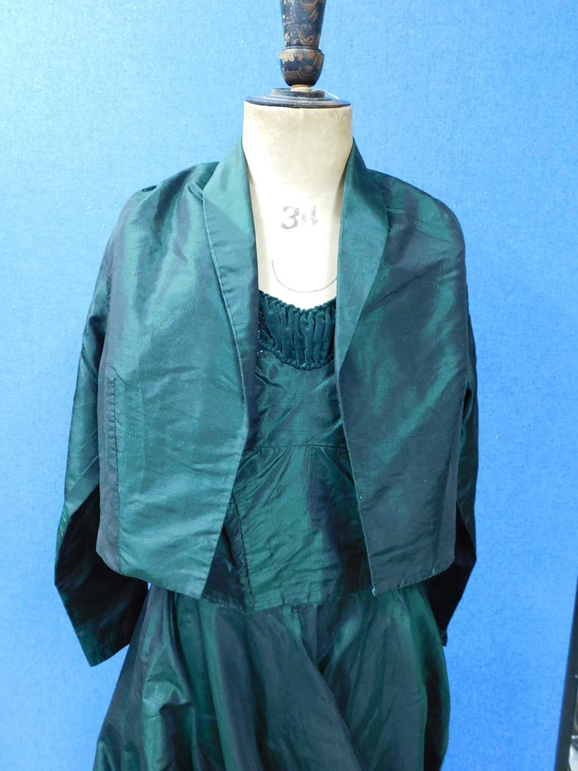 An emerald green satin evening gown with velvet and sequin trim, wide shoulder straps and full skirt - Image 5 of 5