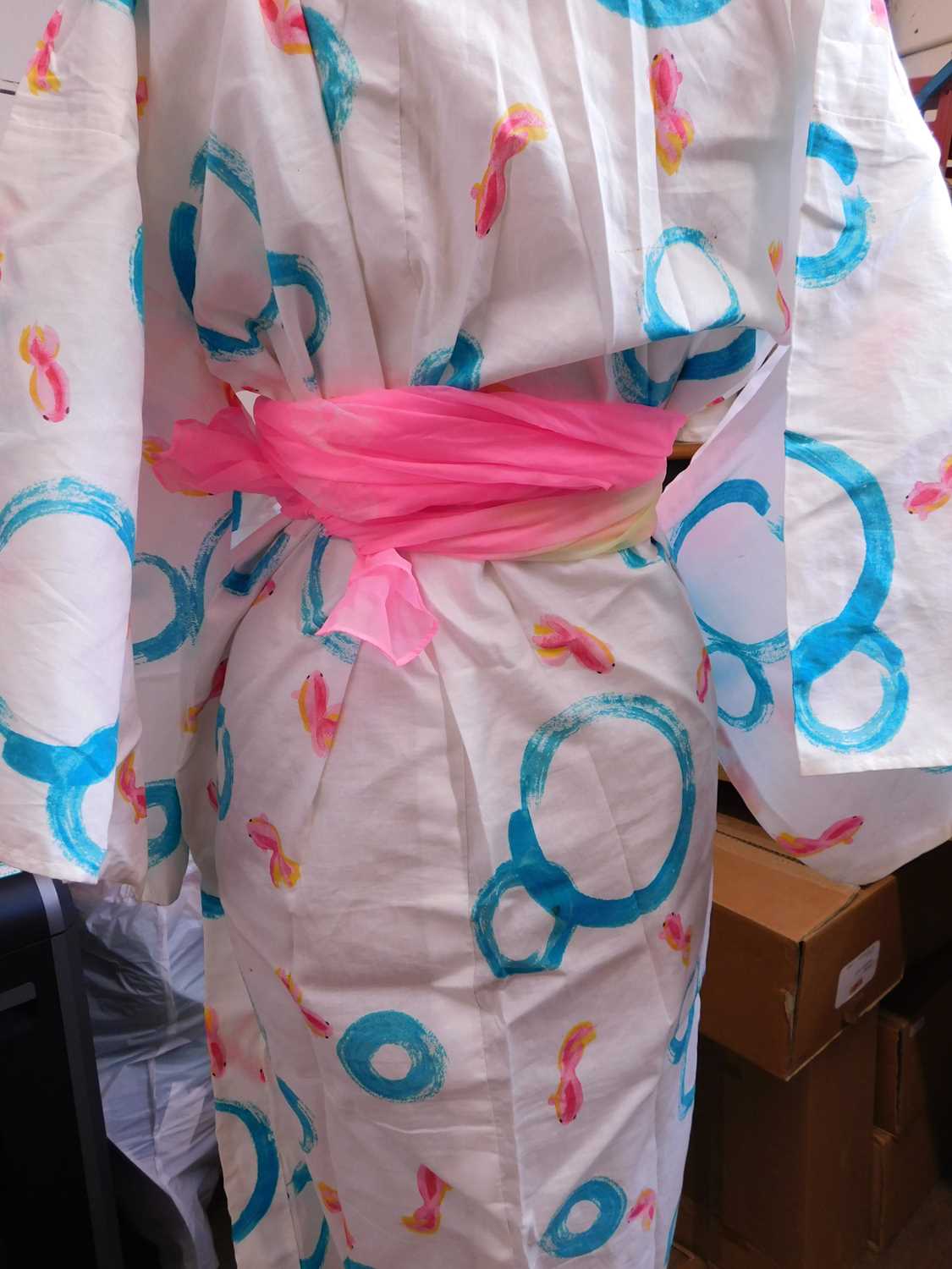 A modern cotton kimono, in white with printed pink fish and blue circles, with obi style sash and - Bild 3 aus 3