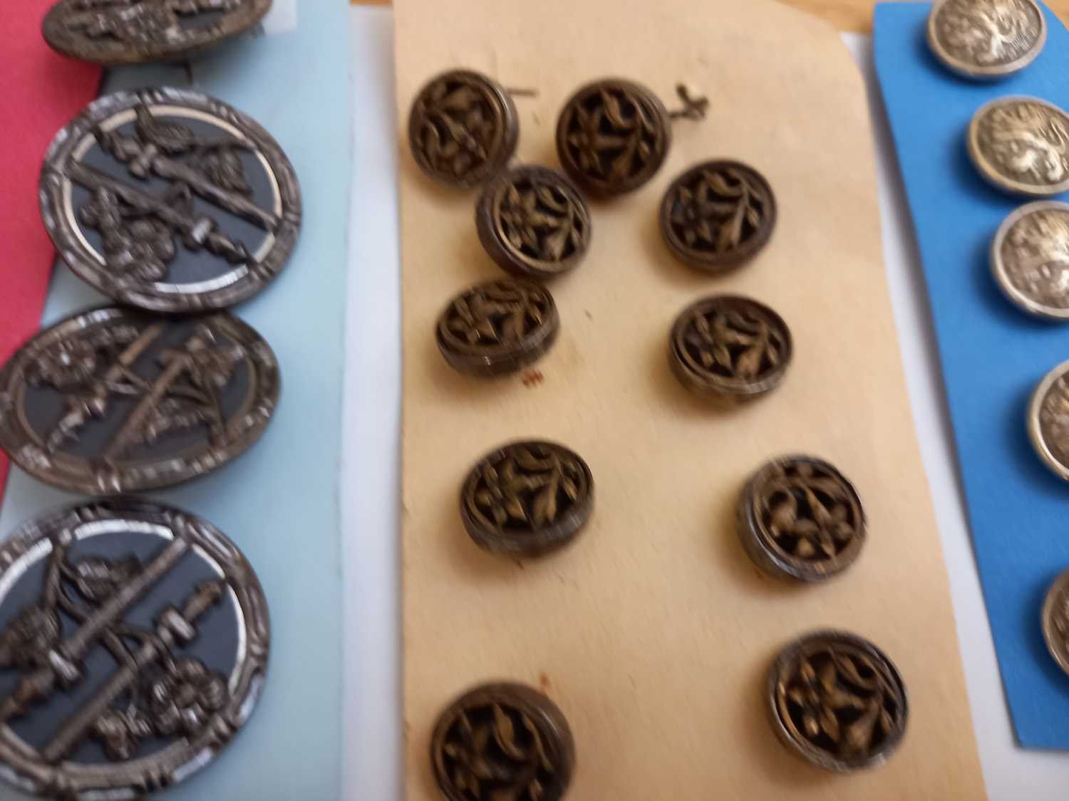 A quantity of assorted buttons to include jet, carved bone, military, enamel, metal and others - Image 6 of 6