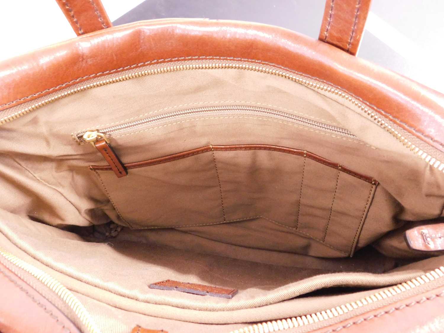 A tan leather tote bag by The Bridge, with top zip fastening with hand straps and detachable - Image 6 of 6