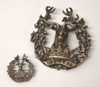 Two Second World War silver Officers Gordon Highlanders cap badge and collar dog hallmarked 1939