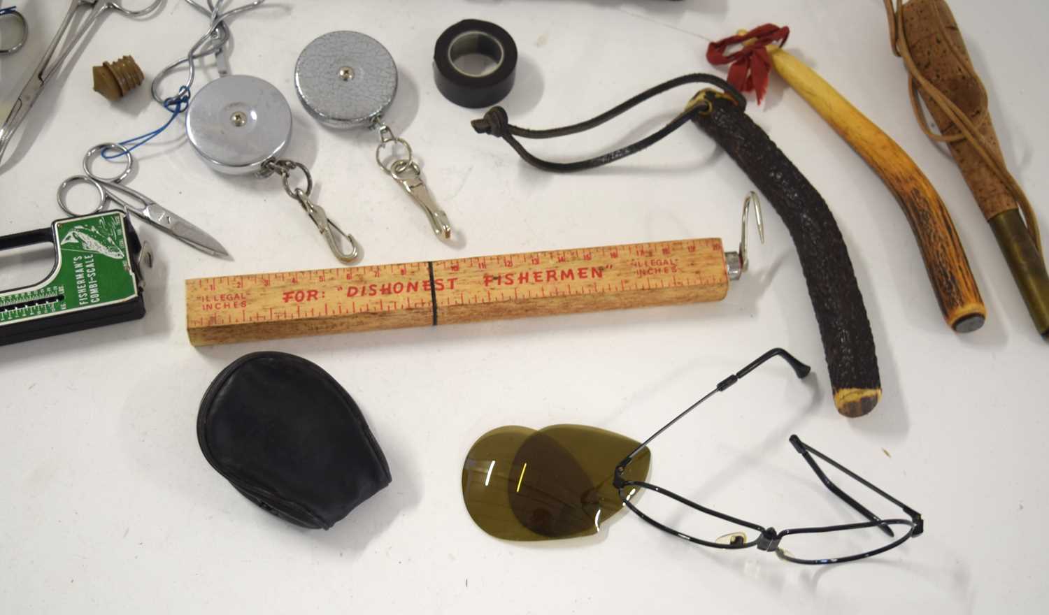 A small quantity of fishing related items to include 4x priests, scissors, measures, folding - Image 4 of 4