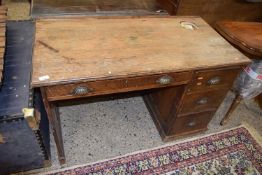 An early 20th Century oak knee hole desk (Item 79 on vendor list)
