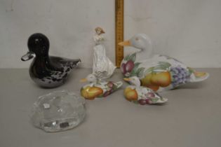 Mixed Lot: A Langham Glass model duck, a Mats Jonasson otter glass plaque and further model ducks
