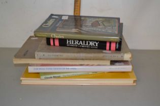 Mixed Lot: Various books to include antiques reference