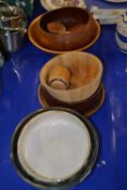 Mixed Lot: Various wooden bowls and other items