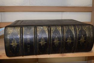 Large format family bible with practical and explanatory commentary on The Old Testament, Robert