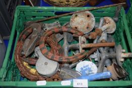 Mixed Lot: Metal wares to include horse shoes, wall brackets, drill bits etc