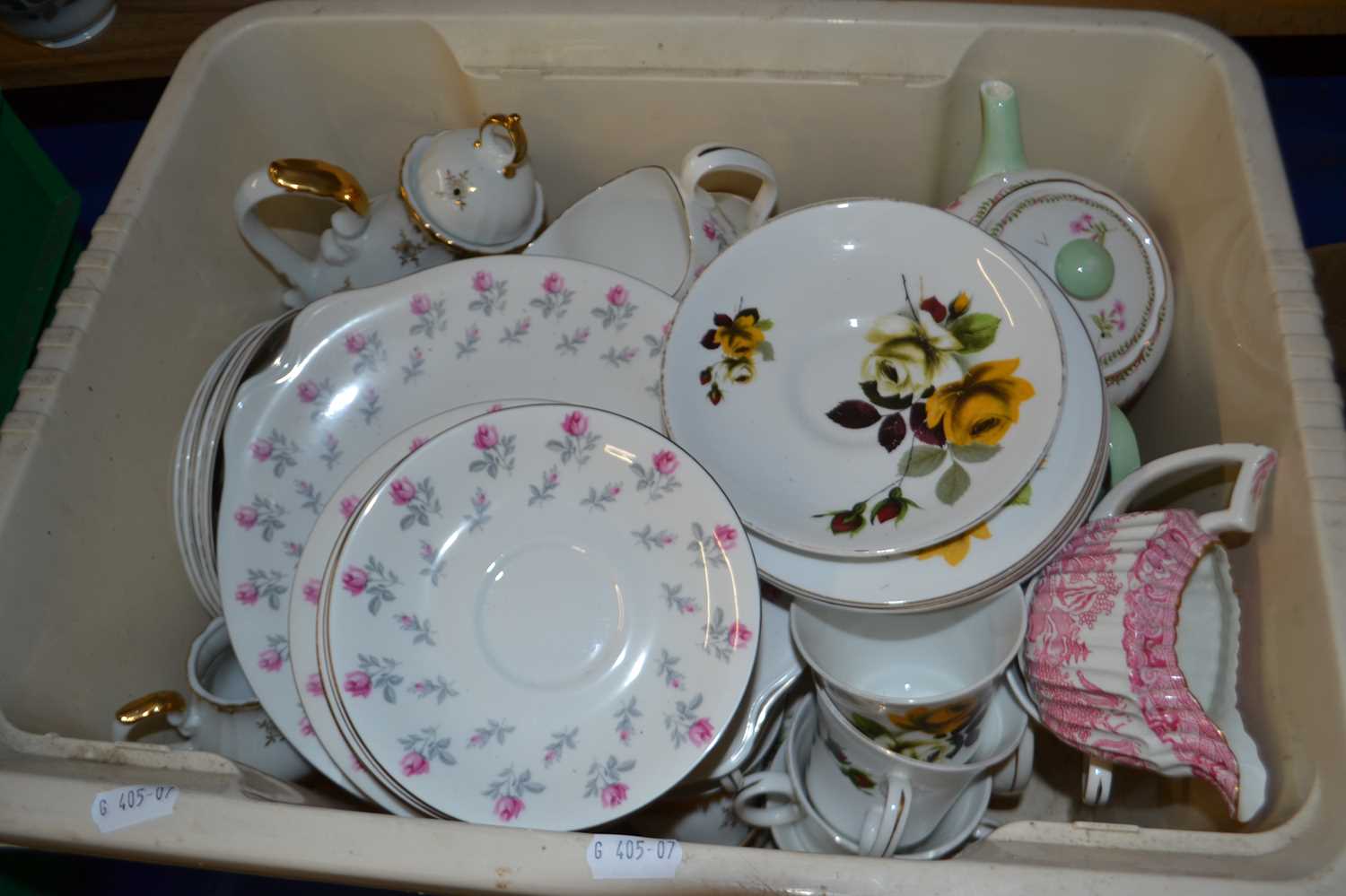 Quantity of assorted tea wares to include Royal Albert Winsome and others