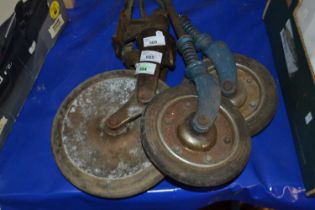 A pair of last casters/wheels and another similar (3)