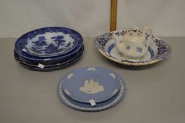 Mixed Lot: Various ceramics to include Wedgwood Christmas plates