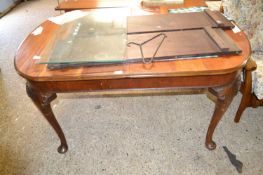 An Edwardian mahogany cabriole legged extending dining table with two extra leaves