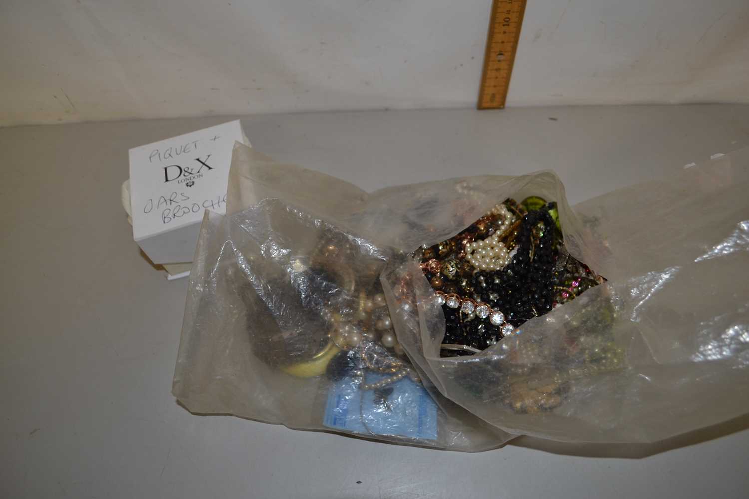 Mixed Lot: Various assorted costume jewellery