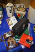 Mixed Lot: Various camera equipment, a Rollei flash unit and various other accessories