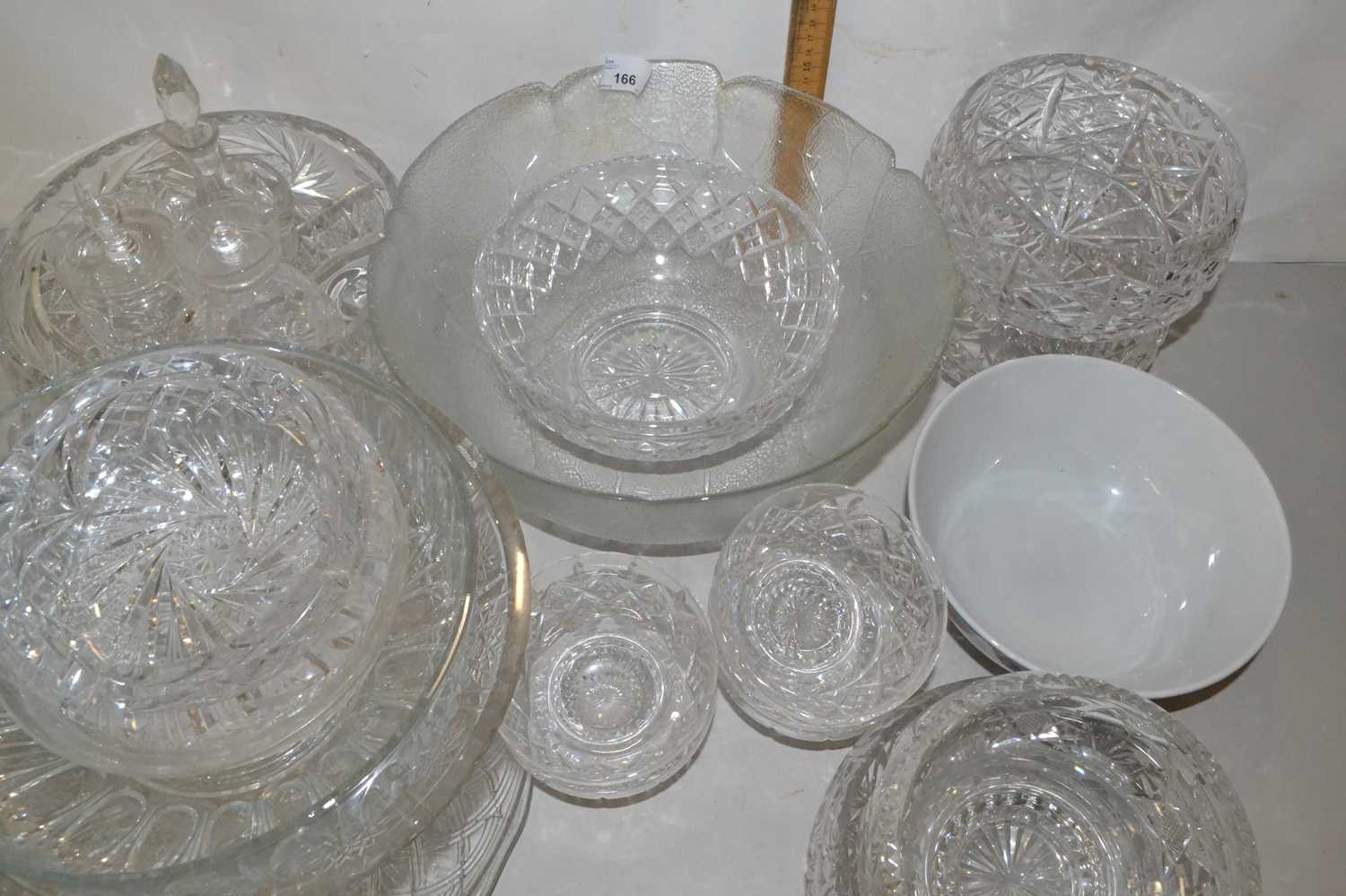 Mixed Lot: Various assorted clear glass bowls and similar items - Image 2 of 2