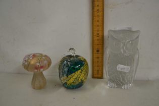 Mixed Lot: An Isle of Wight glass mushroom, further Art Glass apple and a glass owl (3)