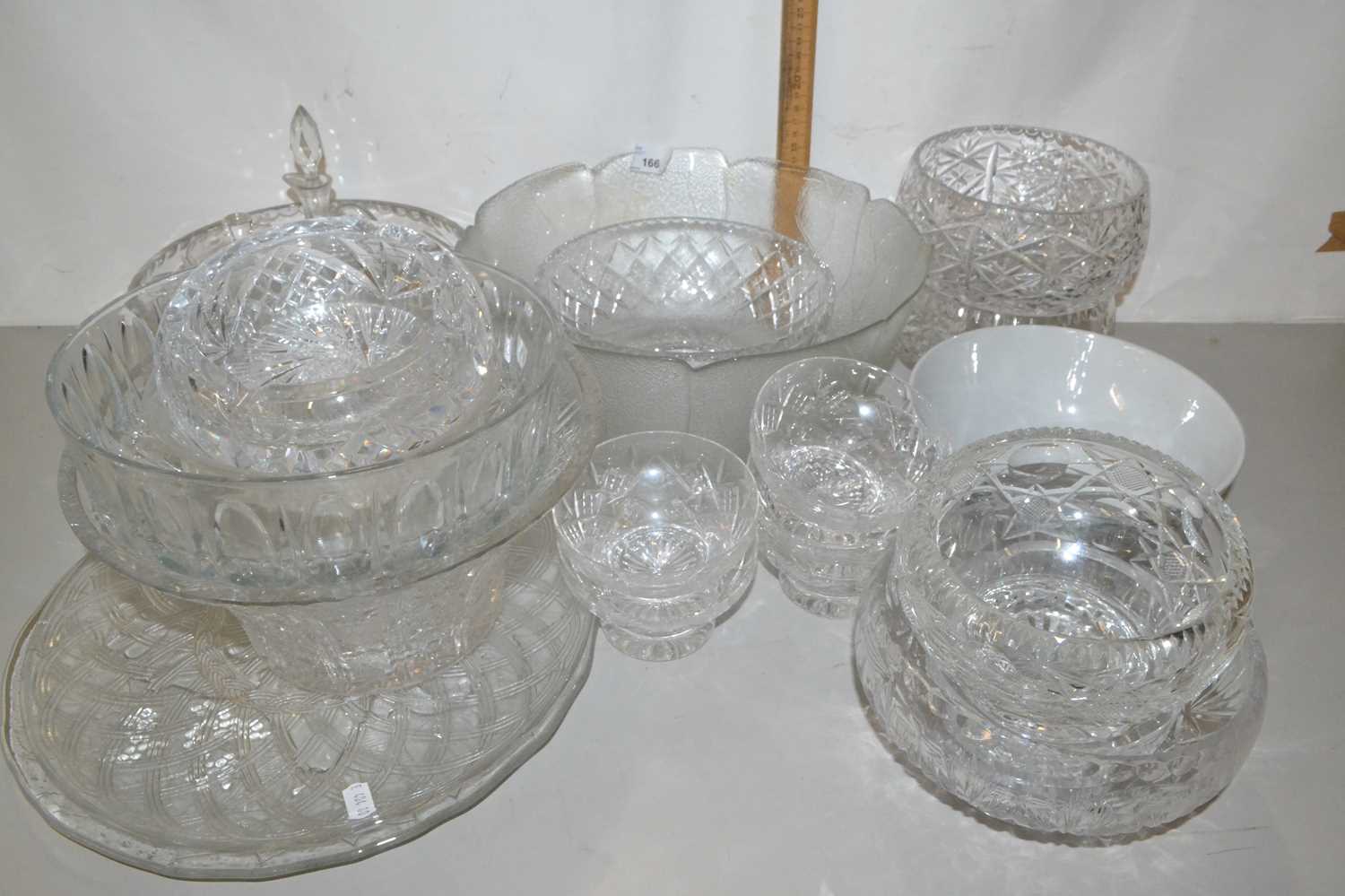 Mixed Lot: Various assorted clear glass bowls and similar items