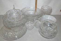 Mixed Lot: Various assorted clear glass bowls and similar items