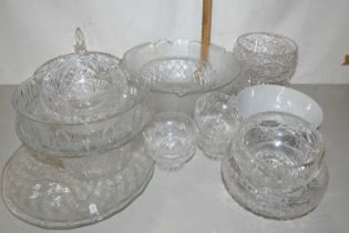 Mixed Lot: Various assorted clear glass bowls and similar items