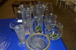 Mixed Lot: Various assorted glass vases and bowls