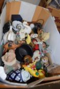Mixed Lot: Assorted household contents, figurines etc