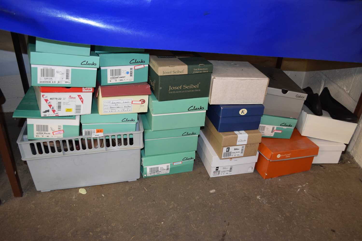 Quantity of assorted ladies footwear