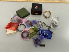 Quanty of costume jewellery including silver, rolled gold etc