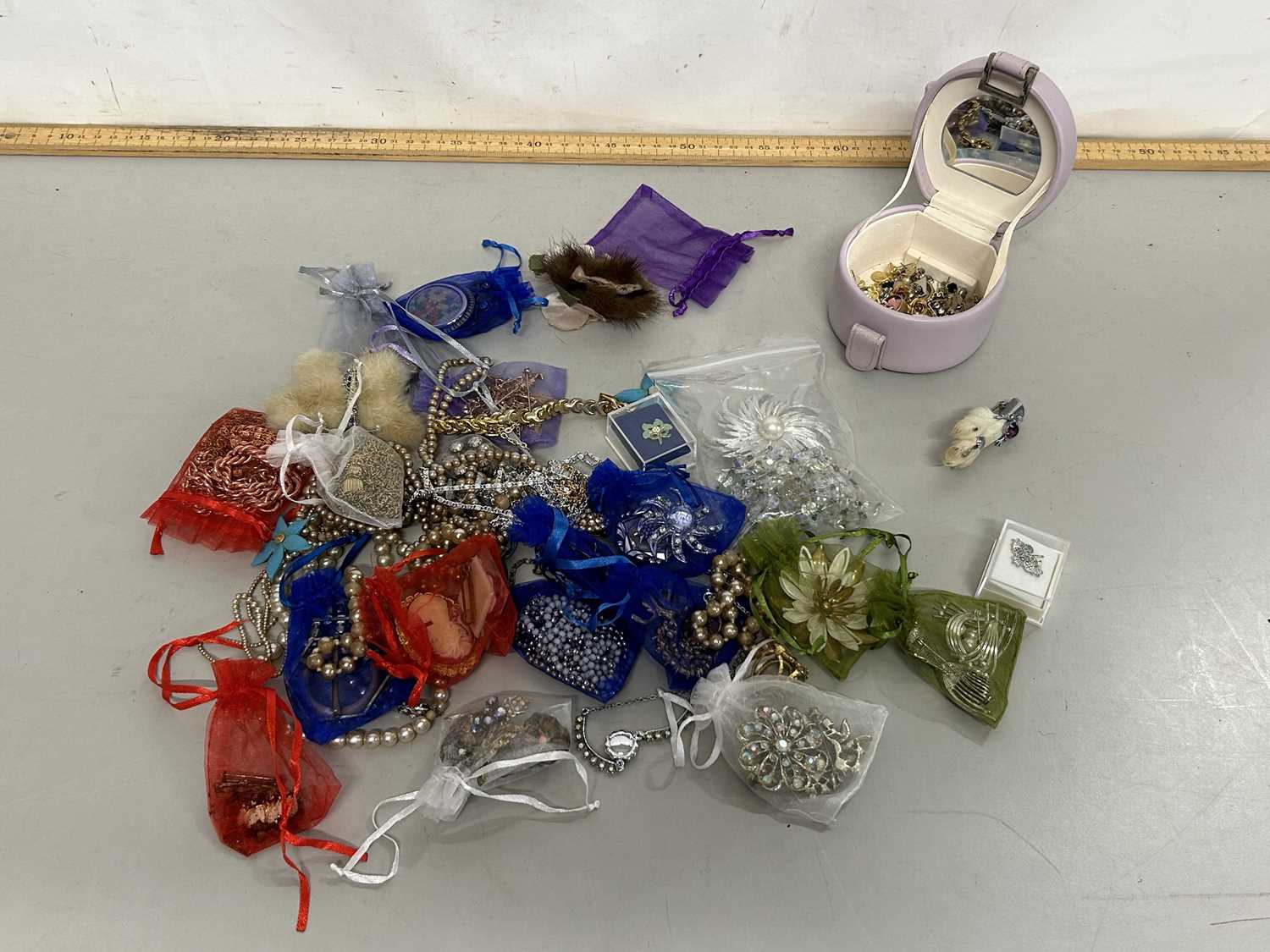 Quantity of mixed costume jewellery - Image 2 of 2