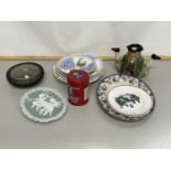 Mixed Lot: Various ceramics and glass wares to include a Whitefriars ashtray, various decorated