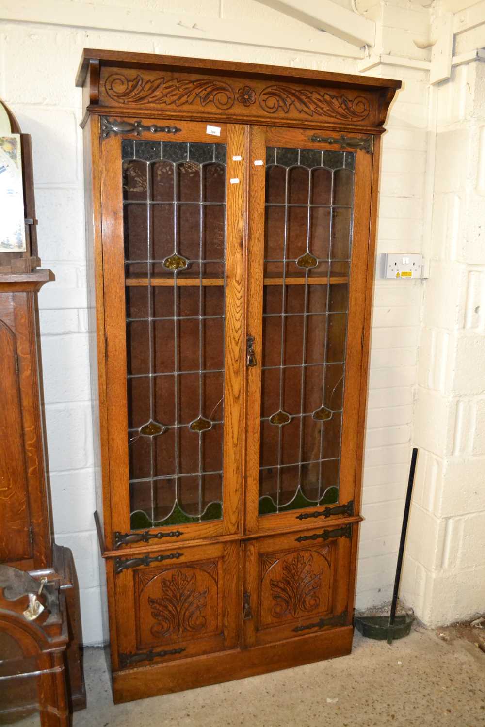 Late 19th or early 20th Century oak lead glazed bookcase cabinet in the Arts & Crafts style, the top