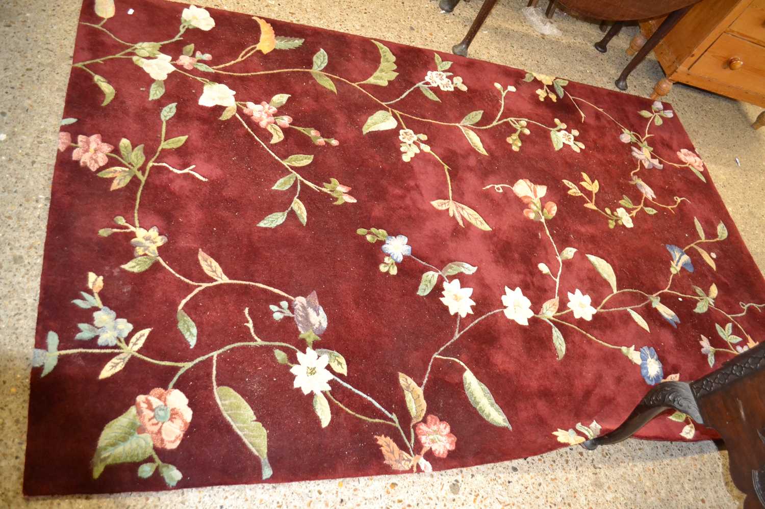 Modern floral pattern rug