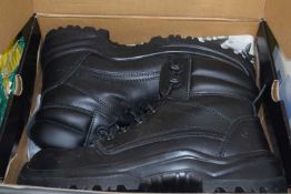 Set of black V12 work boots, size 7