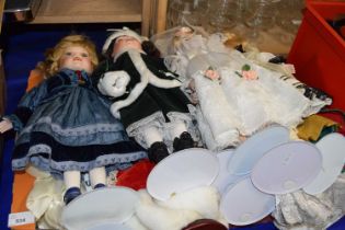 Quantity of modern collectors dolls