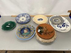 Mixed Lot: Various assorted ceramics to include a reproduction Italian Maiolica plate, various
