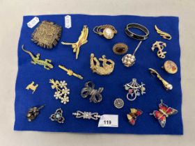 Mixed Lot: Various costume jewellery, brooches