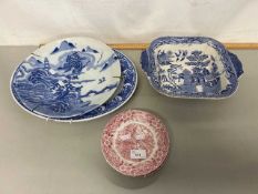 Mixed Lot: Ceramics to include a small Japanese blue and white charger, Willow pattern bowl and