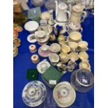 Mixed Lot: Various assorted tea and coffee wares, vases and other items