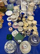 Mixed Lot: Various assorted tea and coffee wares, vases and other items