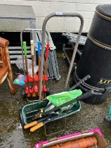 Mixed Lot: Lawn spreader, garden tools etc