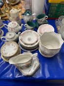 Mixed Lot: Various assorted tea wares to include Shelley sauces, Denby Green Wheat tea wares and